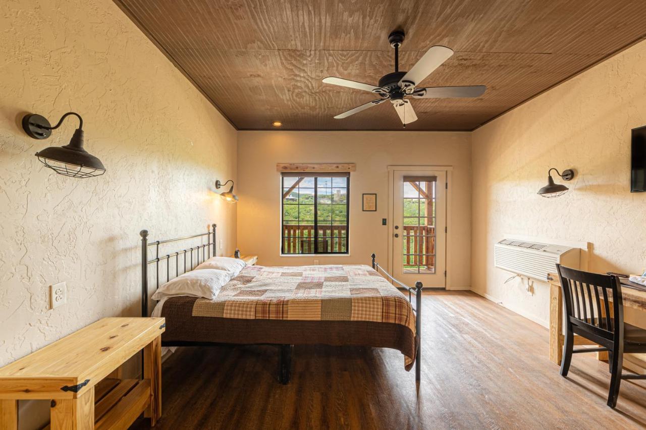 -Pet Friendly- Miners Cabin #5 -Two Double Beds - Private Balcony 图姆斯顿 外观 照片